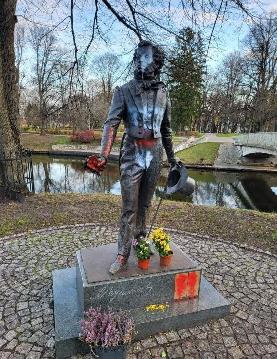 В Риге облили краской памятник Пушкина в Парке Кронвалда