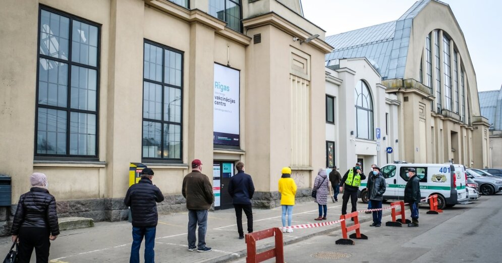 Жители жалуются на процесс вакцинации на Рижском рынке Жители жалуются на процесс вакцинации на Рижском рынке