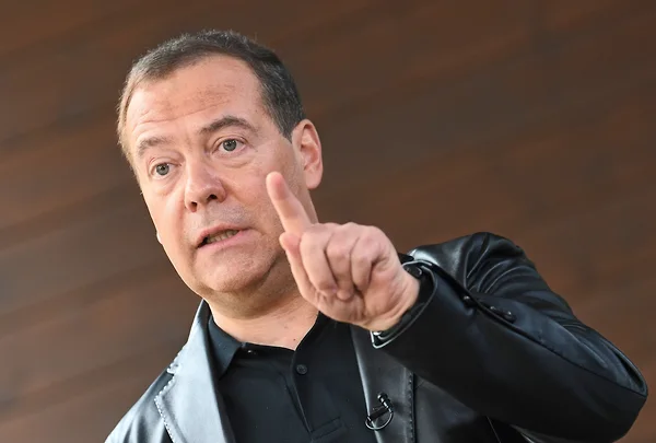 Дмитрий Медведев назвал Мариса Гулбиса "придурком" из-за угроз забрать Калининград