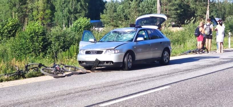 Автомобиль сбил сразу двух подростков-велосипедистов