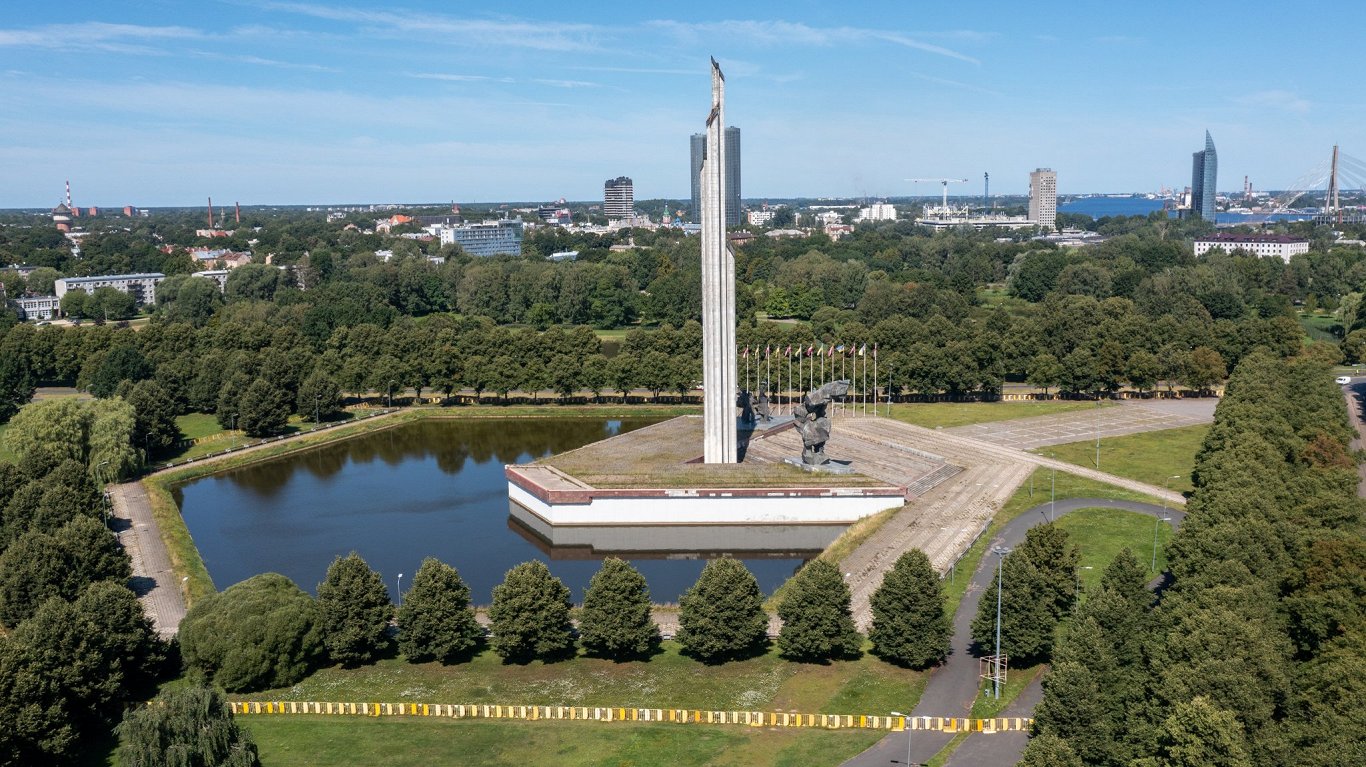 Животных из пруда у памятника убьют. Их скормят зверям в зоопарке