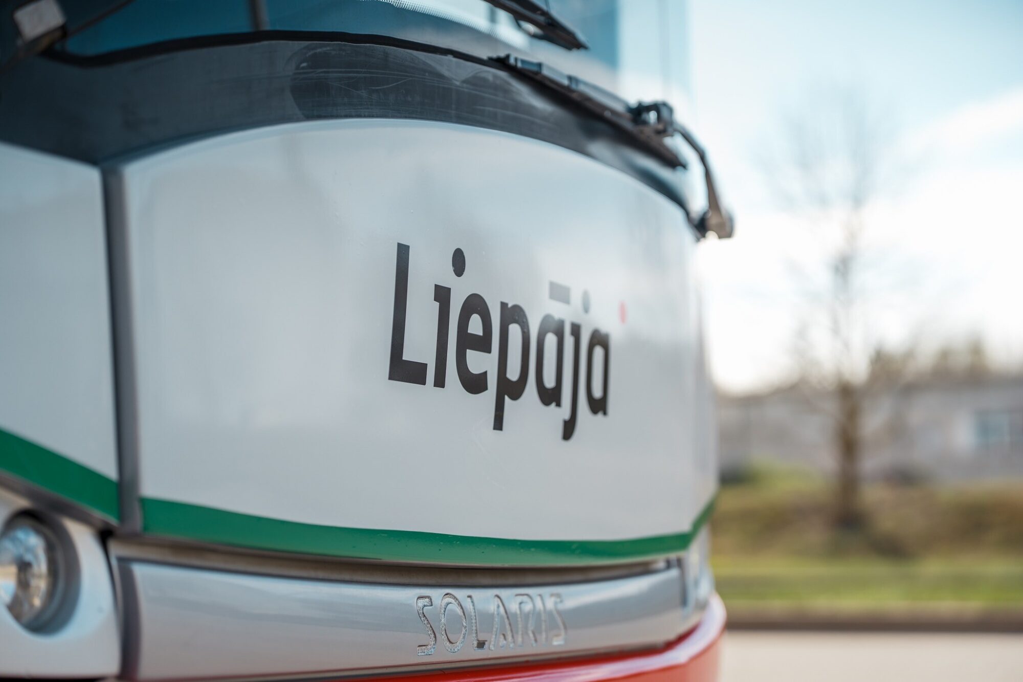 Liepājā sāk kursēt četri pārkrāsotie "Solaris Urbino" autobusi
