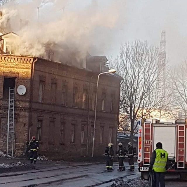 В Саркандаугаве опасный пожар - сгорели 300 квадратных метров