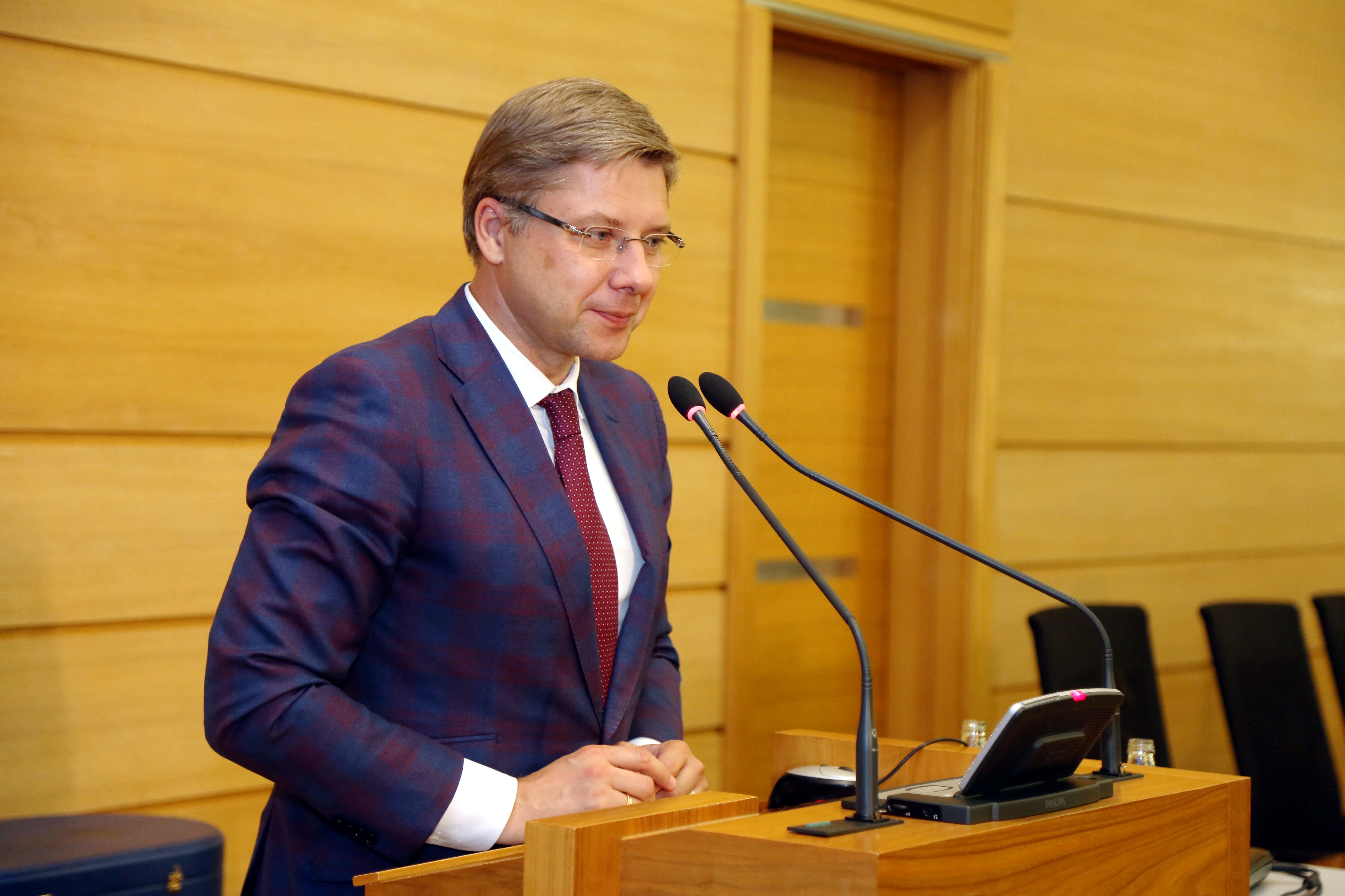 Ушаков: празднование 9 мая недопустимо, но цветы у памятника возложить можно, чтобы не усиливать напряжение