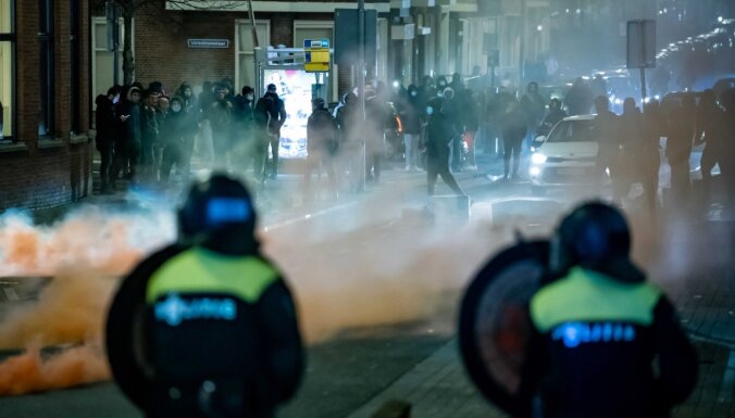 Беспорядки против комендантского часа в Нидерландах - худшие с 1980 года Беспорядки против комендантского часа в Нидерландах - худшие с 1980 года