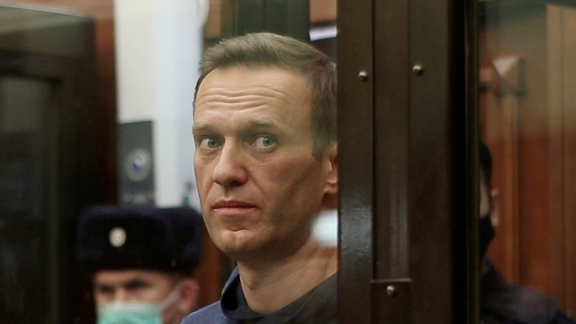 Навального снова привезли в суд. Обвиняют в клевете на ветерана
