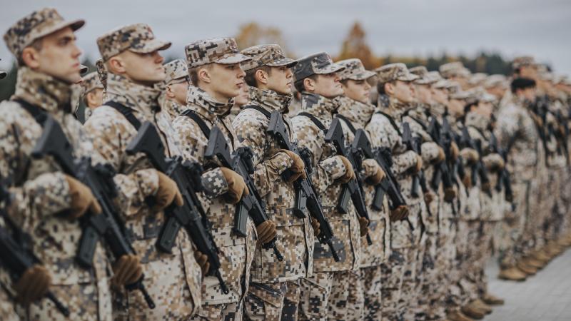 Военнослужащим могут повысить зарплату в 2023 году