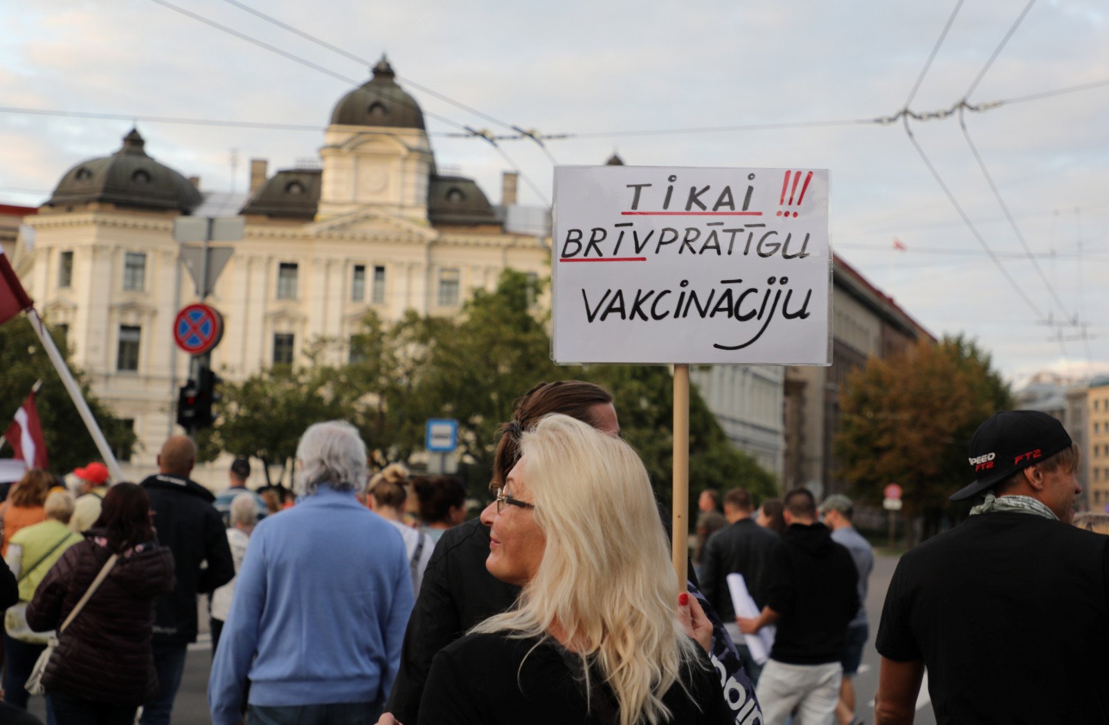 Три подали, две отменили. Чехарда с заявками на акции против вакцинации в Риге