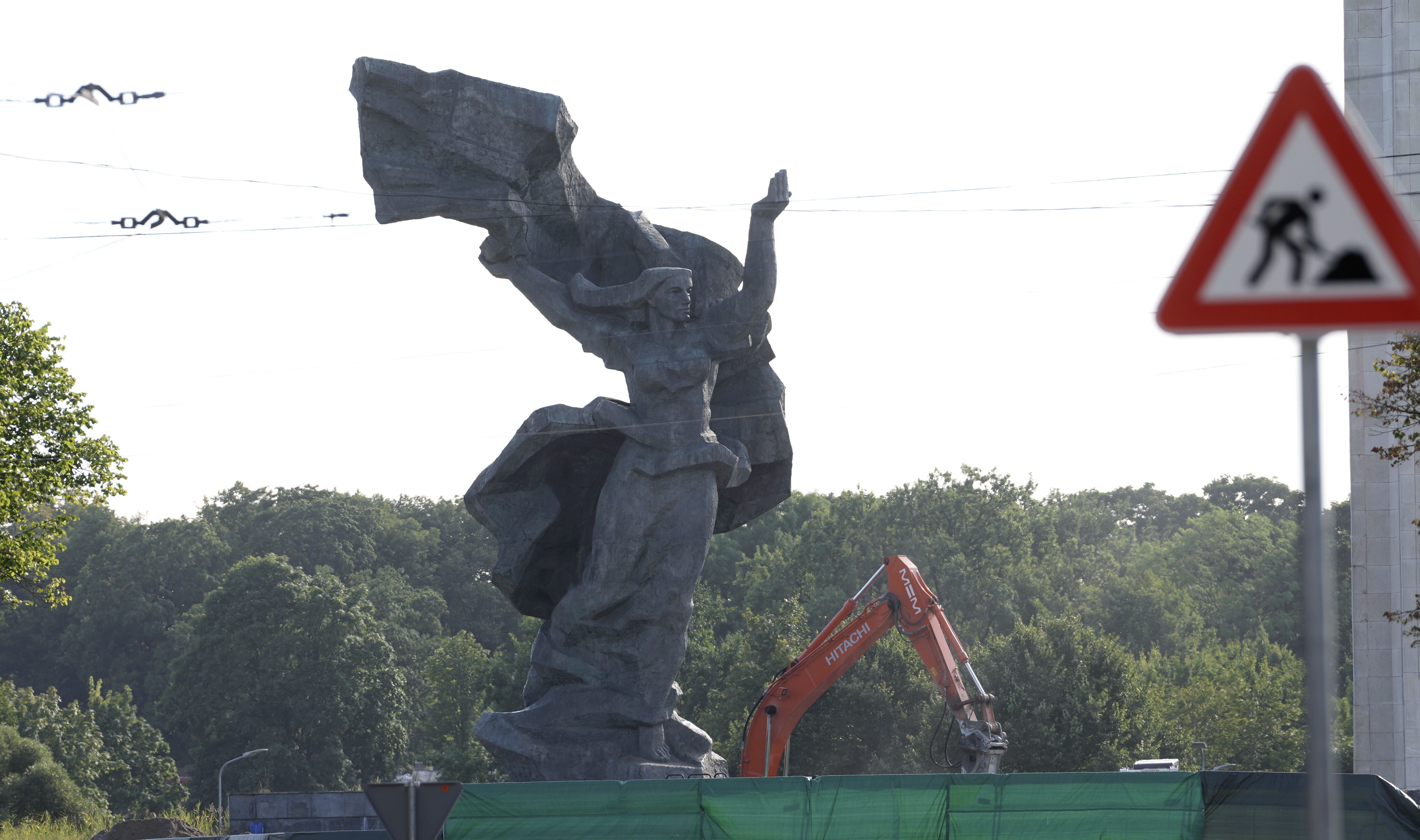 В комплексе памятника Освободителям демонтирована скульптура женщины