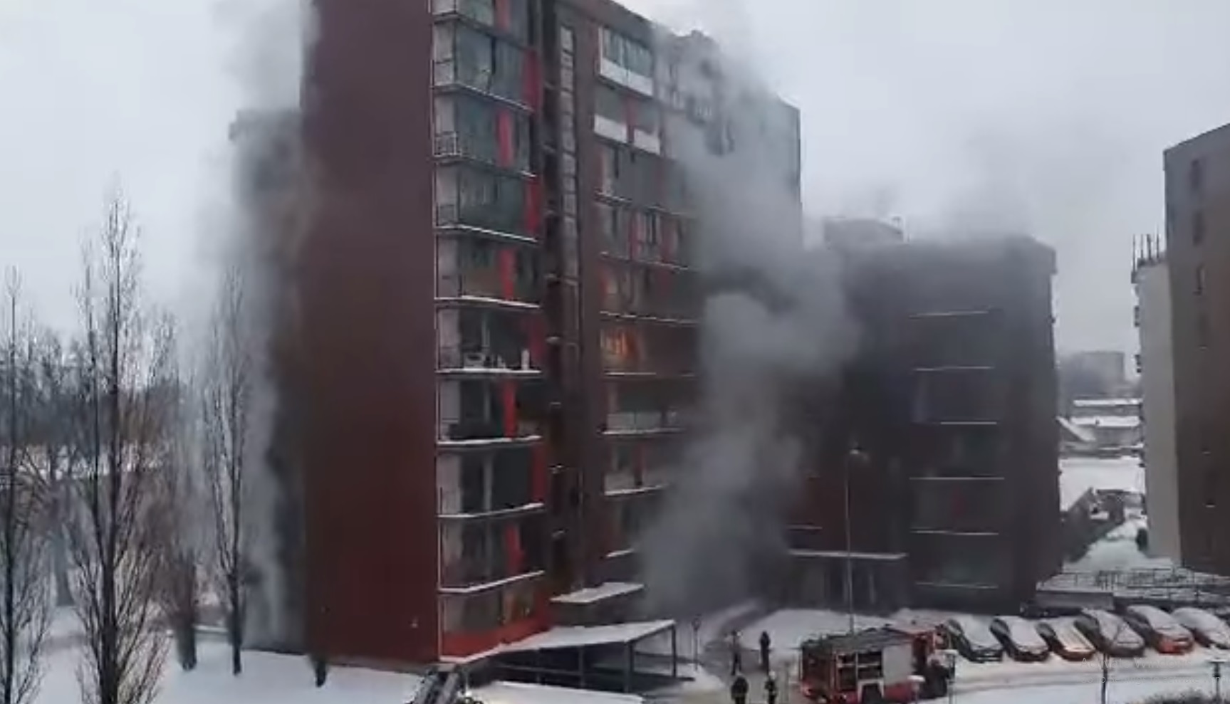 В Пурвциемсе загорелась парковка рядом с многоэтажкой