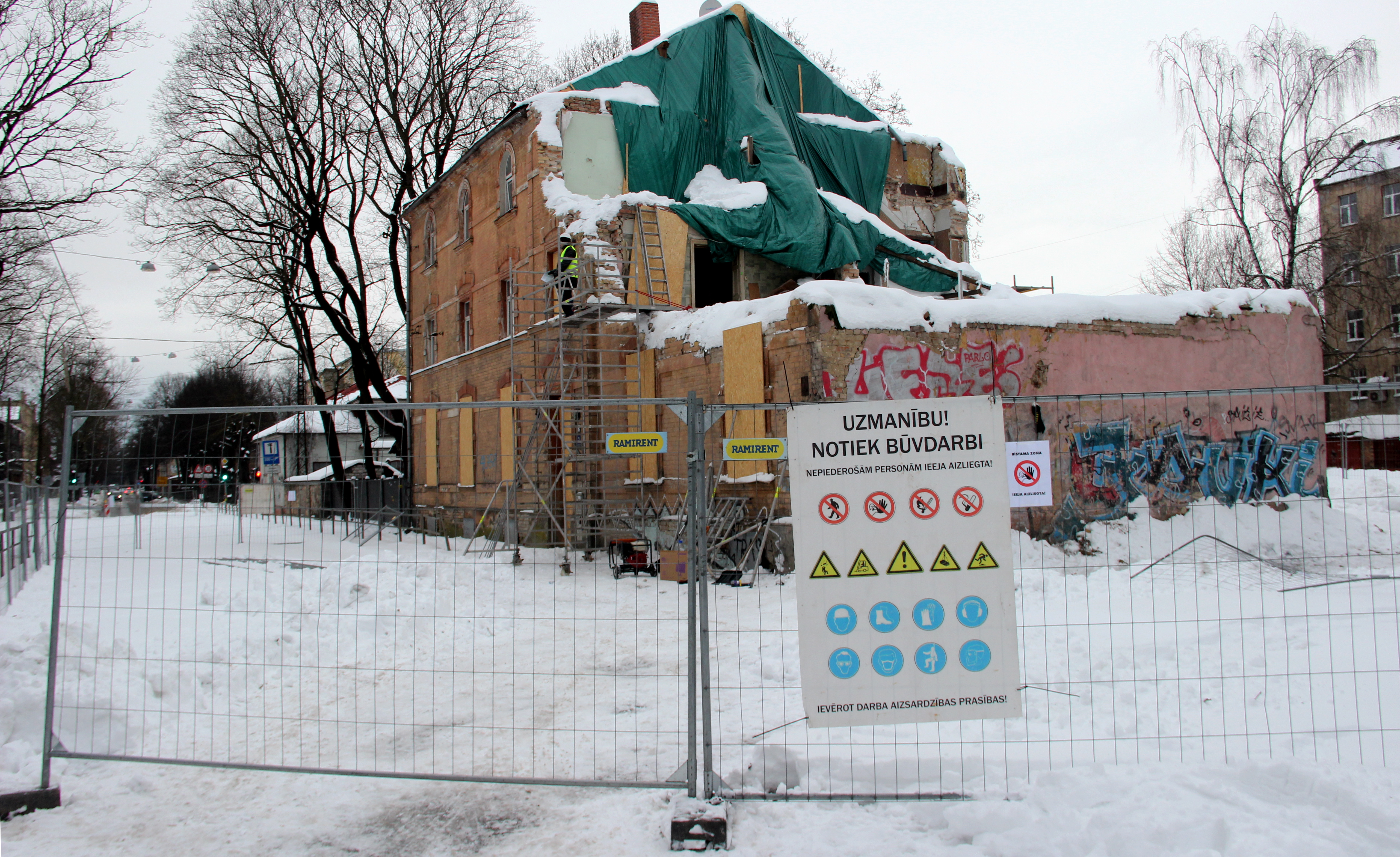 Взрыв на Мелнсила — люди два года не могут попасть домой. Но продолжают платить за жилье