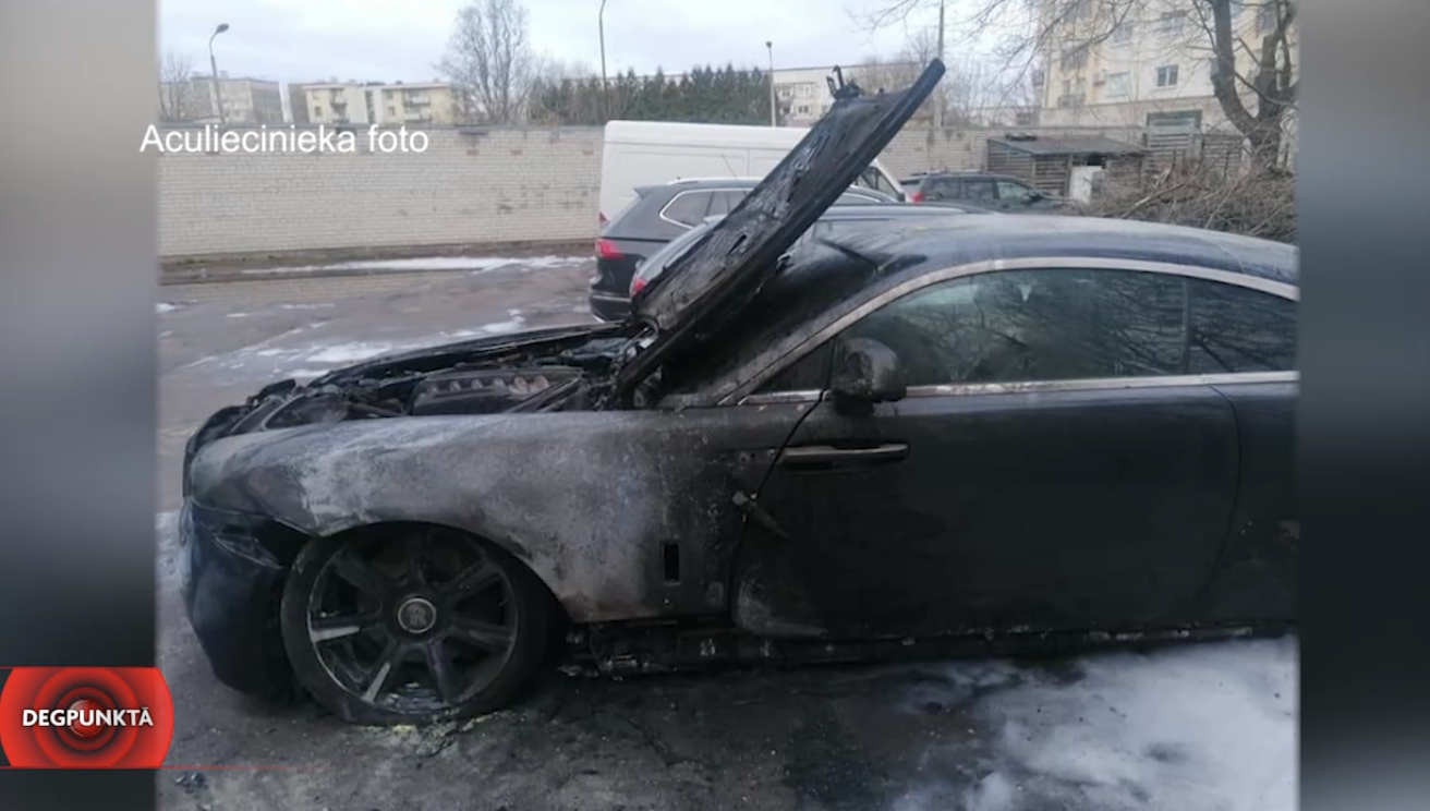 В Пурвциемсе на платной стоянке подожгли эксклюзивный Rolls Royce