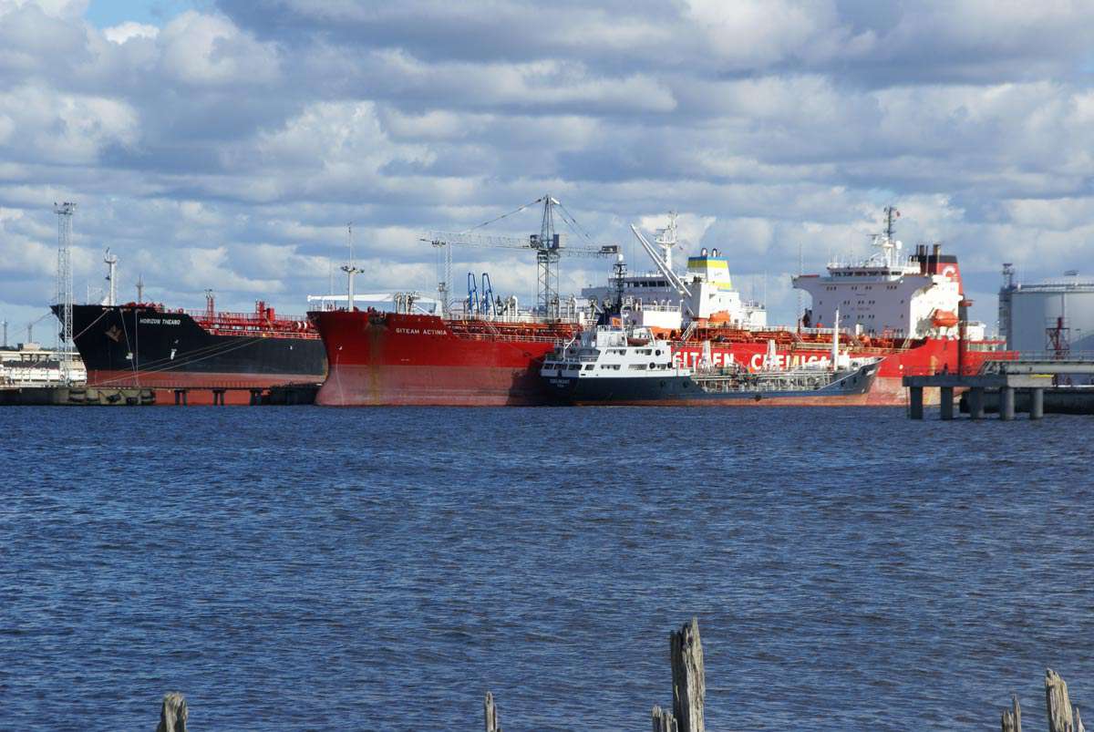 Минэкономики проверит наличие"латвийской нефти" с российской добавкой в Вентспилсе