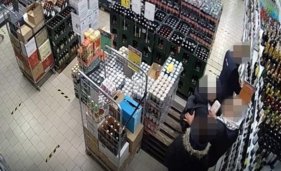 Пьяный антимасочники буянили в продмаге