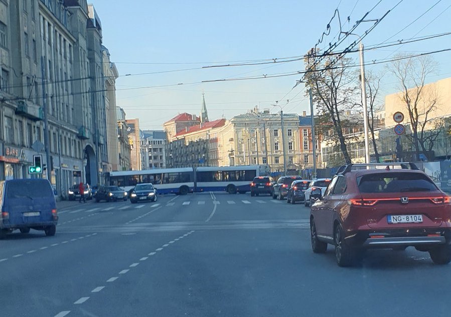 Центральную улицу Риги перегородил автобус