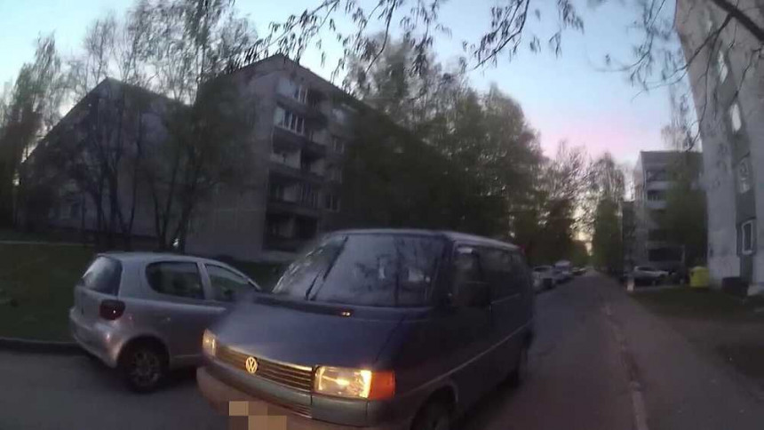 Угонщик бросил угнанный микроавтобус посреди перекрестка