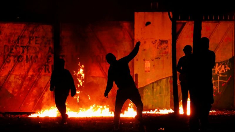 Война у "стены мира" в Белфасте. В Северной Ирландии беспорядки