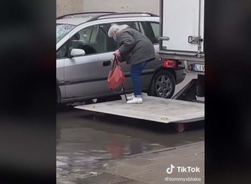 Соцсети взволновал случай помощи пенсионерке Соцсети взволновал случай помощи пенсионерке