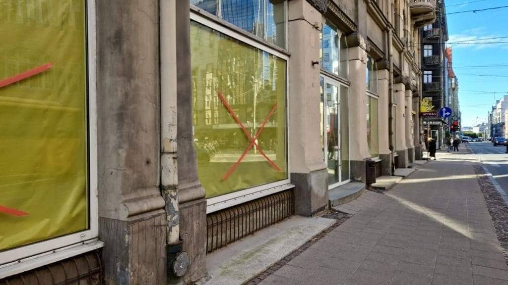 В Риге появились странные заклеенные витрины