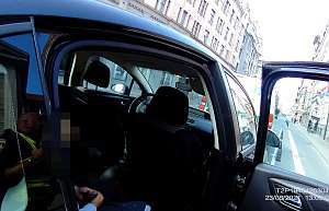 И  снова оставили малыша одного в машине