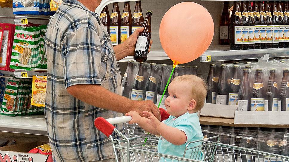 3-летний малыш пришел искать отца в алкогольный магазин. Полиция изъяла у семьи четырех детей 3-летний малыш пришел искать отца в алкогольный магазин. Полиция изъяла у семьи четырех детей