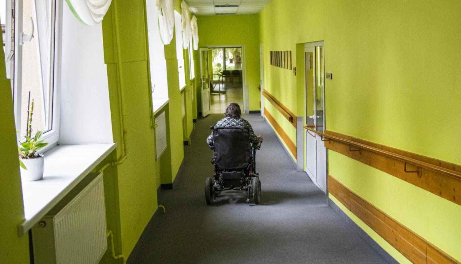 В Латвии около 6000 постояльцев пансионатов заразились Covid-19; скончались 379 человек