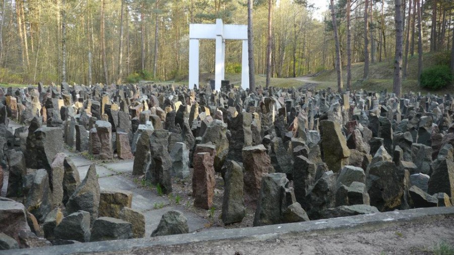 Полиция начала административный процесс в связи с осквернением мемориала жертвам Холокоста в Бикерниекском лесу Полиция начала административный процесс в связи с осквернением мемориала жертвам Холокоста в Бикерниекском лесу