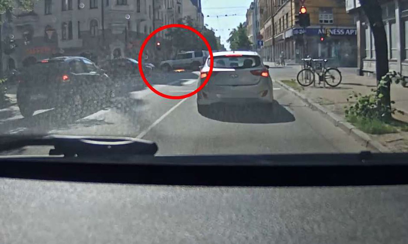По улицам Риги промчался пылающий автомобиль - водитель не заметил огонь