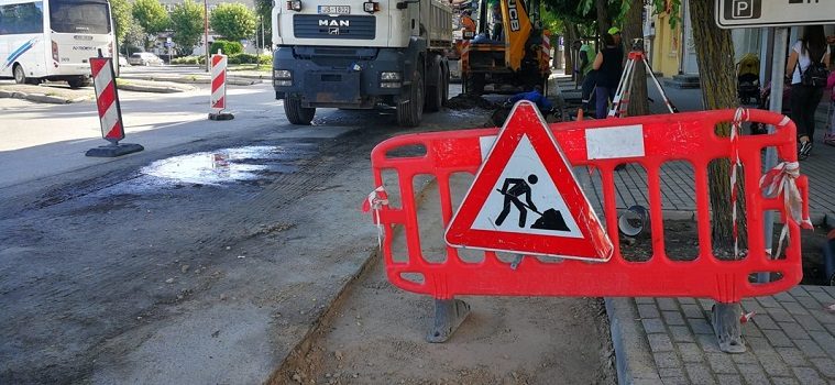 Ограничат движение транспорта на участке на улице Крустпилс