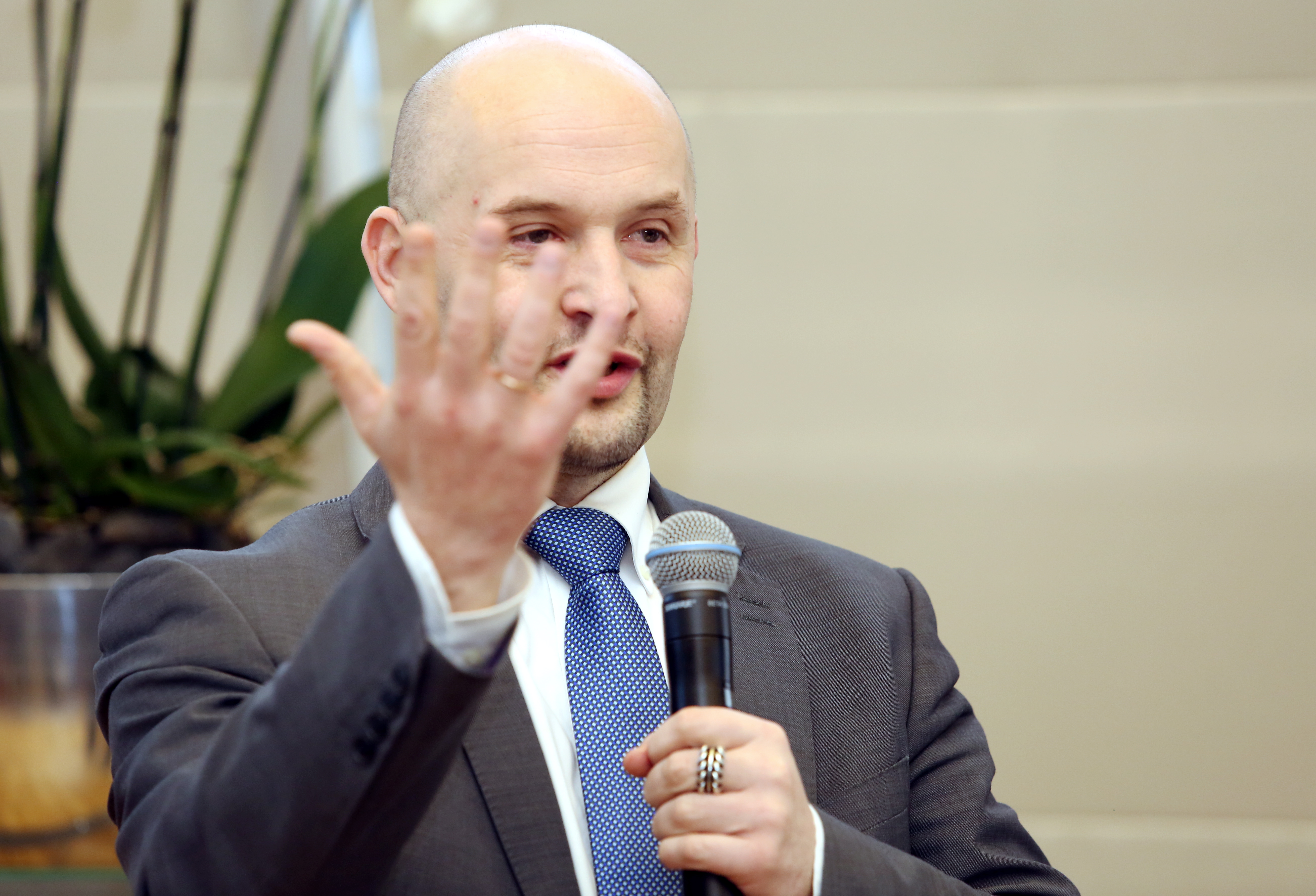 Krievija un Ķīna vakcīnas pret Covid-19 izmanto savas ietekmes palielināšanai