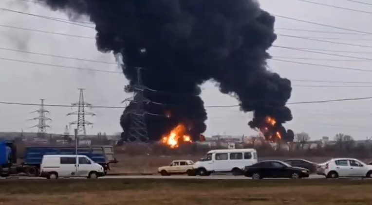 Украинские вертолеты сожгли нефтебазу в Белгороде Украинские вертолеты сожгли нефтебазу в Белгороде