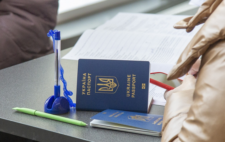 Получить документы сегодня можно только в порядке живой очереди. Даже если они нужны срочно Получить документы сегодня можно только в порядке живой очереди. Даже если они нужны срочно