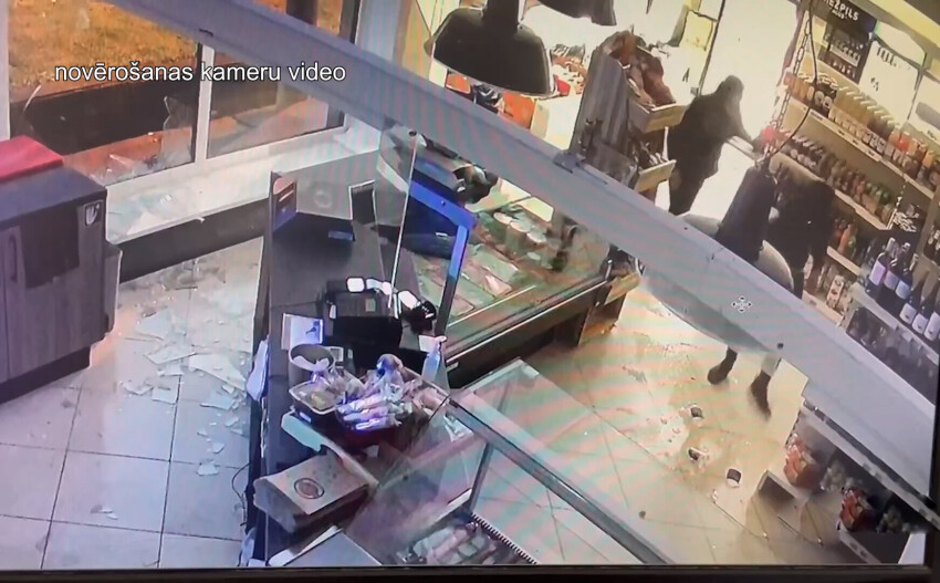 Хулиганы разгромили и ограбили магазин в Вецмилгрависе