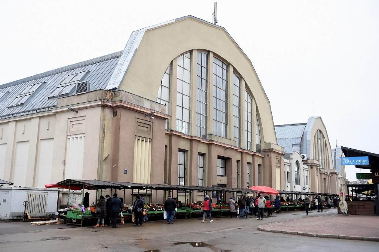 Задержаны двое мужчин за незаконную продажу сигарет на Центральном рынке