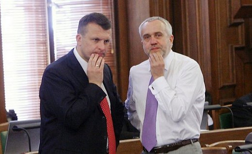 СМИ: Шлесерс и Шкеле оставили под дождём  людей из-за жадности