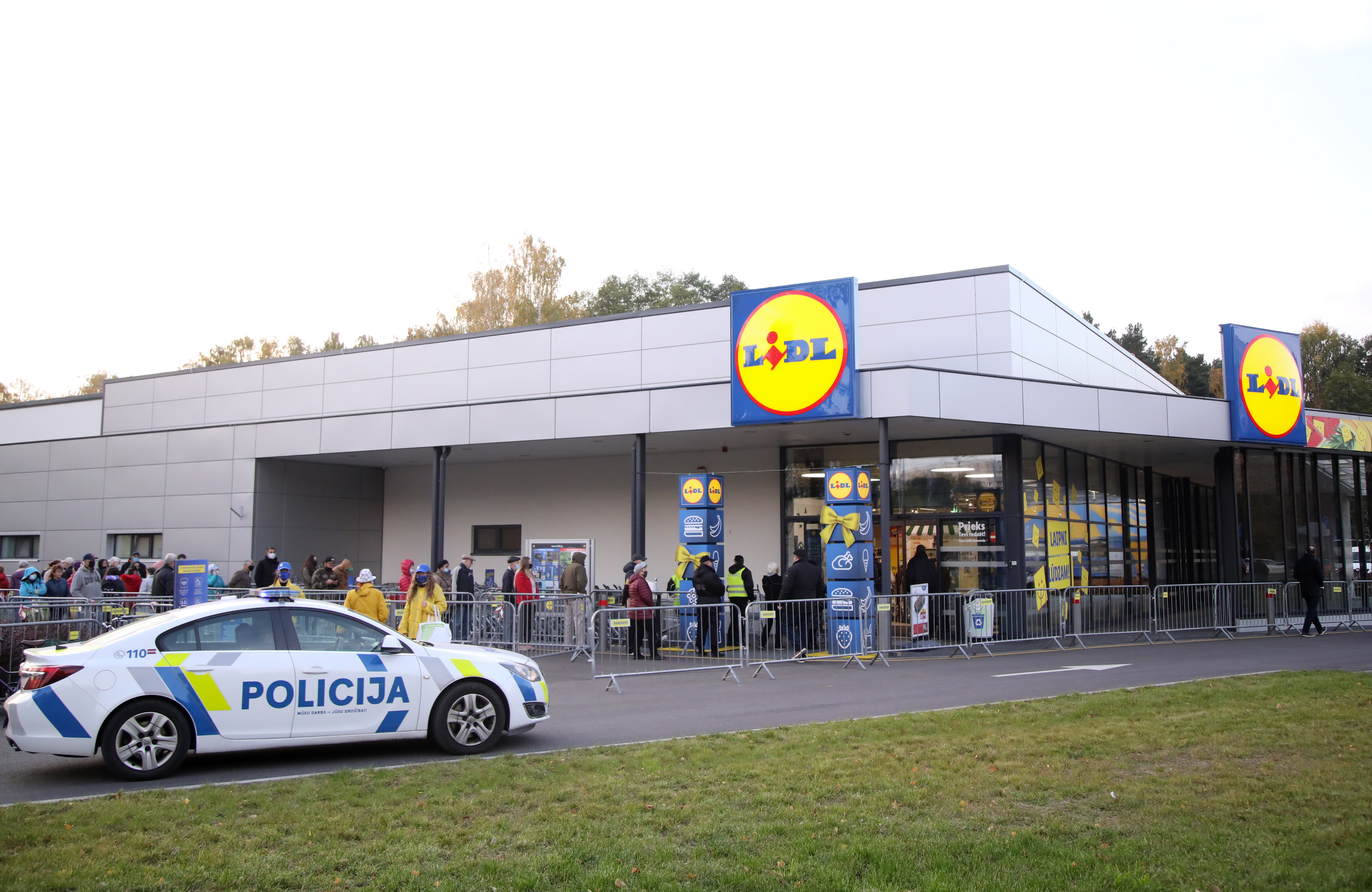 Lidl открывает магазины - люди выстроились в длинные очереди