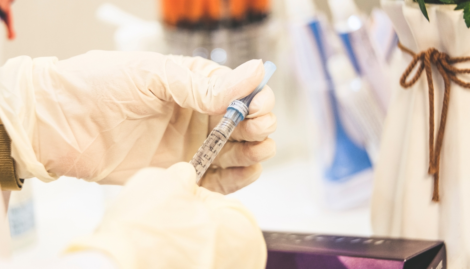 Латвийцы смогут подать заявки на выездную вакцинацию по месту жительства