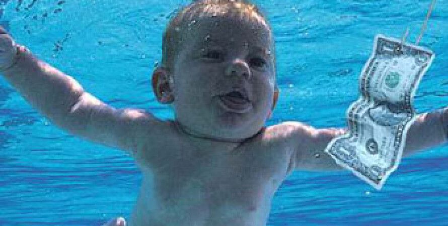 Подросший младенец с обложки альбома Nirvana решил засудить группу