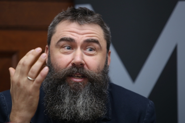 Латвийский режиссер: "Критиковать правительство - как пнуть лежачего. Оно никак не готовилось к такой ситуации" Латвийский режиссер: "Критиковать правительство - как пнуть лежачего. Оно никак не готовилось к такой ситуации"