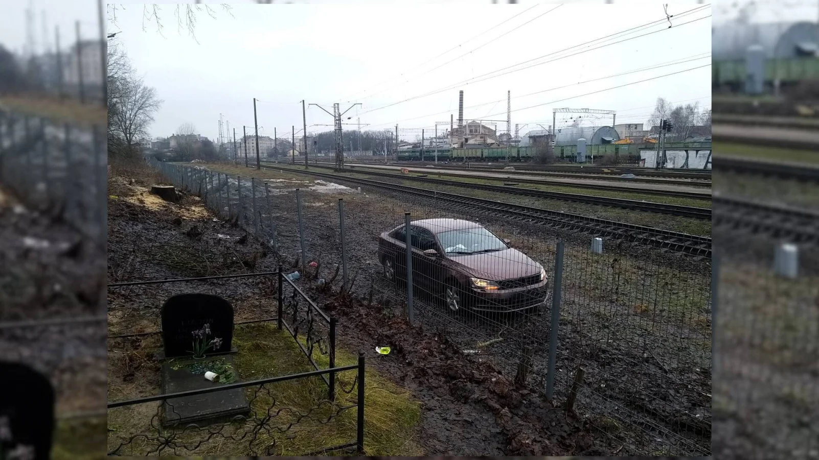 Водитель VW Jetta в Риге совершил аварию, сбежал с места ДТП и попытался спрятать машину
