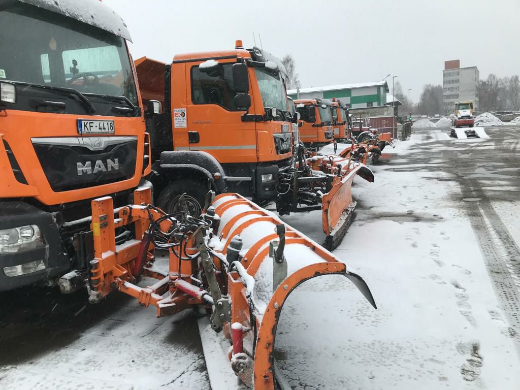 В снегопад Ригу будут убирать 67 единиц техники - движение будет сложным