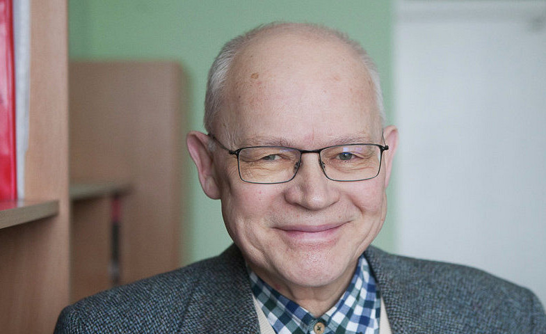 Социолог: те, кто нес цветы к памятнику - не враги Латвии