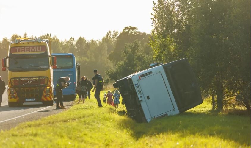 В Эстонии в субботу в аварию попал латвийский туристический автобус