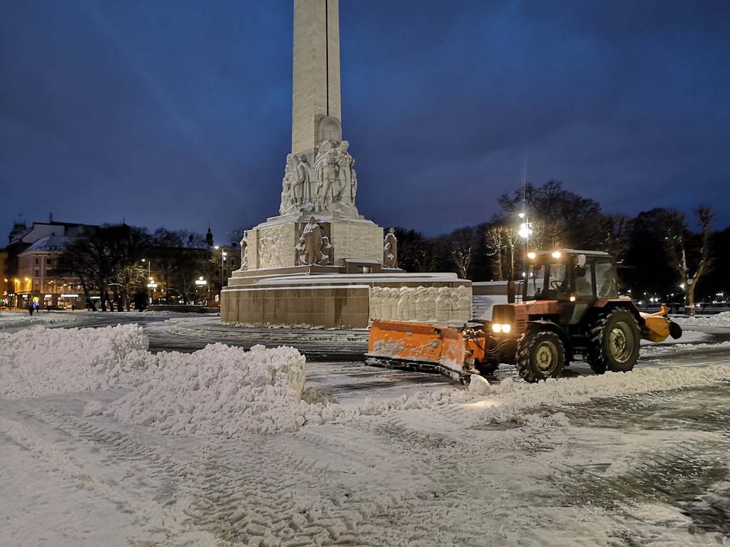Из-за снегопада улицы Риги убирали трижды за ночь. Мосты – по пять раз