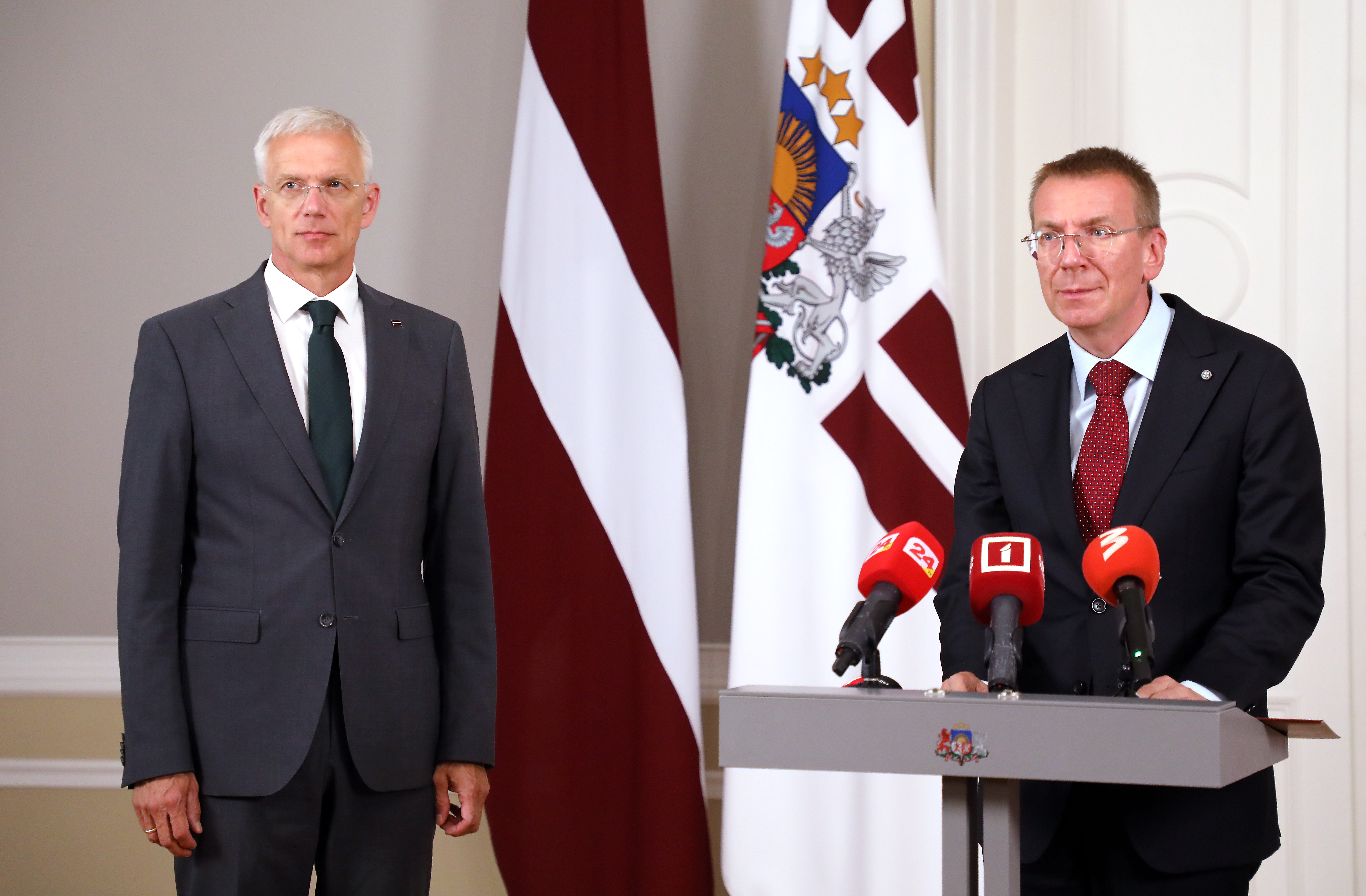 Президент начнет консультации с партиями