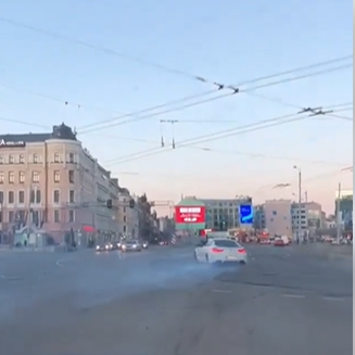 Дрифтанул в самом центре (+18. Внимание нецензурная лексика!) Дрифтанул в самом центре (+18. Внимание нецензурная лексика!)