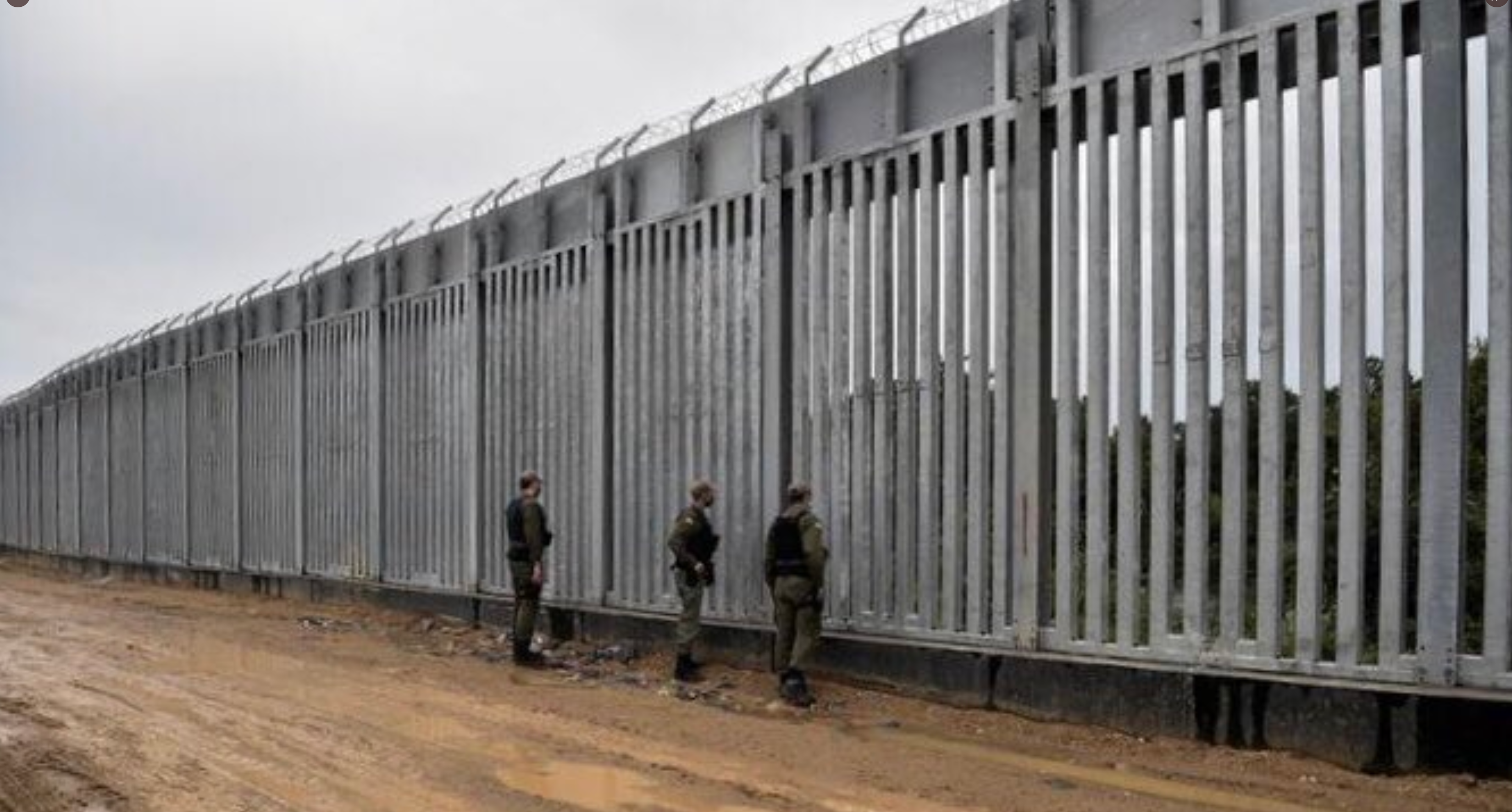 Польша отгородилась от Беларуси 5-метровой стеной Польша отгородилась от Беларуси 5-метровой стеной
