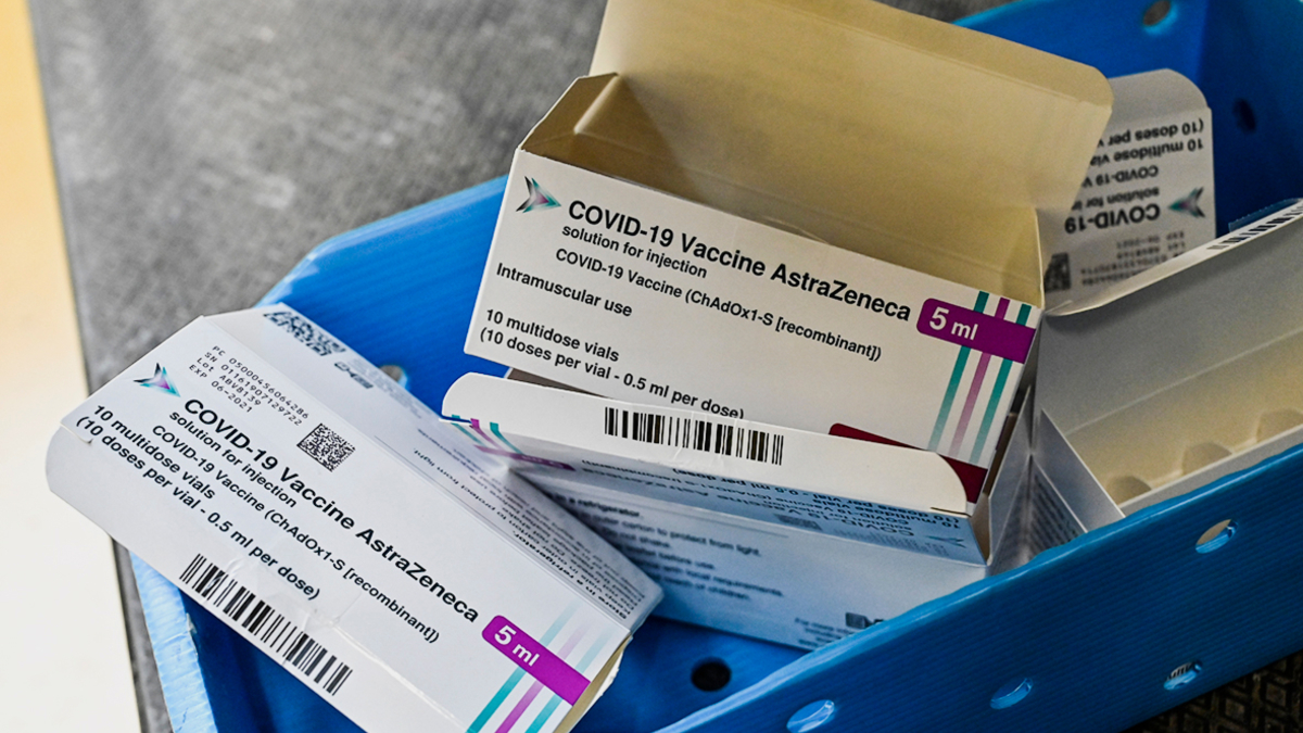 AstraZeneca для всех желающих - Литва думает, что делать с вакциной если ее оправдают