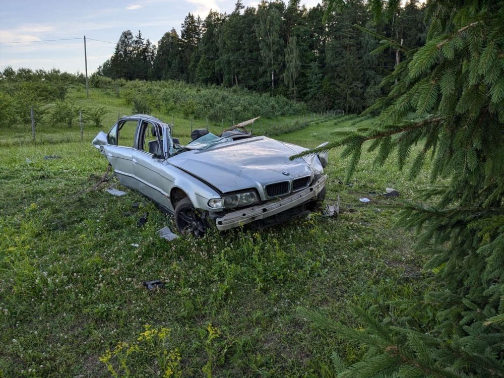 В Тукумсском крае автомобиль врезался в дерево, погибли три человека