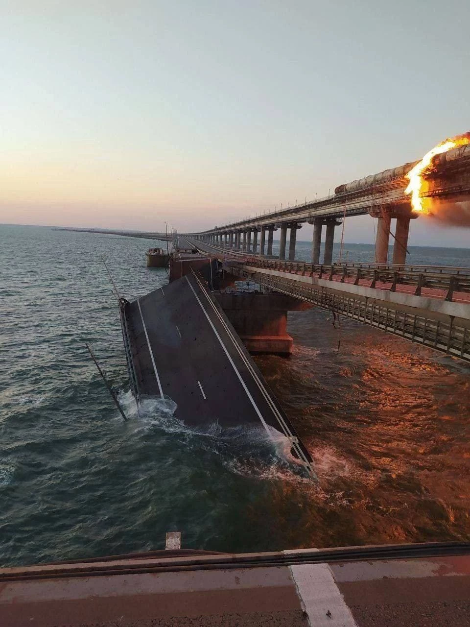Сильный пожар на Крымском мосту: движение перекрыто (видео) Сильный пожар на Крымском мосту: движение перекрыто (видео)